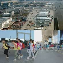 عشرات الاطفال يغادرون مطار باراخاس متجهين الى مخيمات اللاجئين والأراضي المحررة