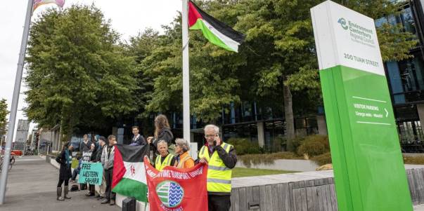 نيزويلنديون يرفعون العلم الصحراوي بدل العلم النيوزيلندي احتجاجا على زيارة وفد مغربي يروج لنهب ثروات الصحراء الغربية