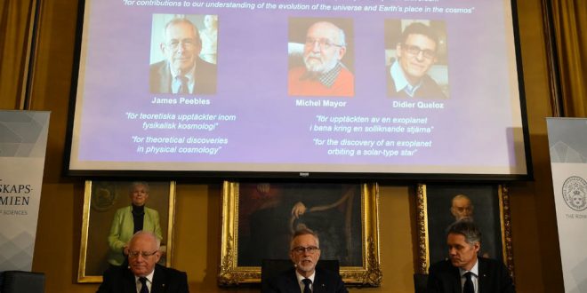 فاز كل من الكندي-الأمريكي جيمس بيبلز والسويسريين ميشال مايور وديدييه كيلو، بجائزة نوبل للفيزياء للعام 2019، وفق ما أعلن غوران هانسون الأمين العام للأكاديمية الملكية للعلوم في السويد.