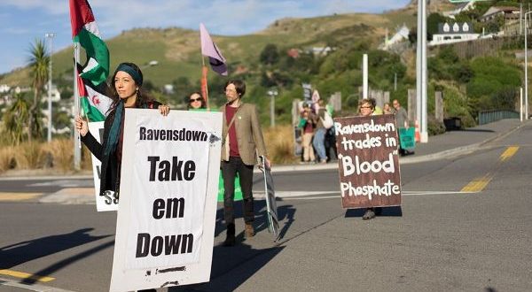 متظاهرون نيوزيلنديون يحتجون ضد استيراد “الفوسفات الملطخ بالدماء” المنهوب من الصحراء الغربية المحتلة